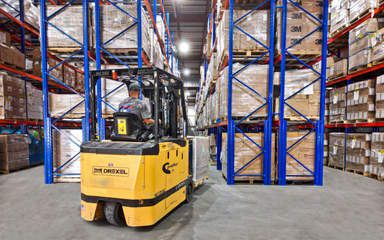 Lift putting things on the rack